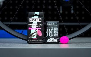 MUC-OFF UCHWYT DO URZĄDZENIA ŚLEDZĄCEGO AIRTAG Tubeless Secure Tag Mount 2x 44mm Valves - Czarny