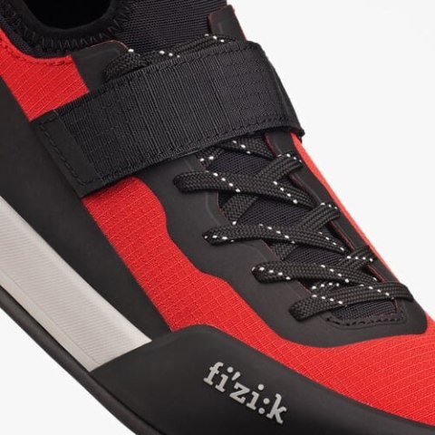 FIZIK BUTY GRAVITA TENSOR FLAT RED - BLACK (GRX6TTF1C3010)