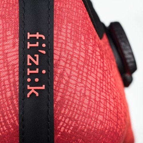 FIZIK BUTY VENTO INFINITO KNIT CARBON 2 CORAL - BLACK (VER2IKR1C9610)