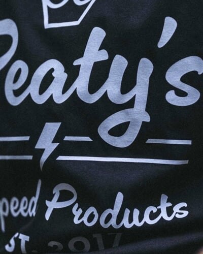 PEATY'S PUBWEAR KOSZULKA - SPEED PRODUCTS SCRIPT / BLACK (PPW-24-TEE-SPS-BLK)