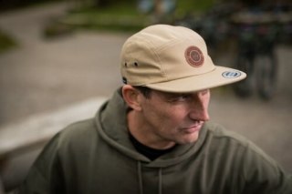 PEATY'S PUBWEAR KŠILTOVKA PUBWEAR 5 PANEL CAP - SPEED PRODUCTS BADGE KHAKI (PPW-5PL-SPB-KHK)