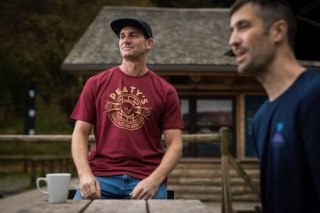 PEATY'S PUBWEAR TRIKO S KRÁTKÝM RUKÁVEM TRAILS & ALES CREST / BURGUNDY (PPW-25-TEE-TAG-BRG)