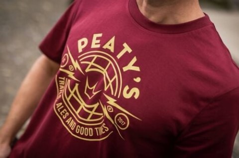 PEATY'S PUBWEAR TRIKO S KRÁTKÝM RUKÁVEM TRAILS & ALES CREST / BURGUNDY (PPW-25-TEE-TAG-BRG)