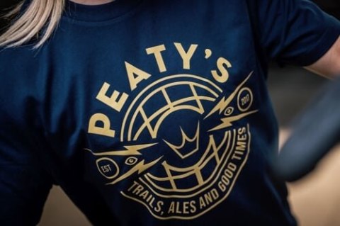 PEATY'S PUBWEAR TRIKO S KRÁTKÝM RUKÁVEM TRAILS & ALES CREST / FRENCH NAVY (PPW-25-TEE-TAG-NVY)