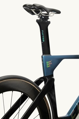 Rama FACTOR (Zestaw Premium) RAIDEN k. Electric Blue, r. L, sztyca 0mm