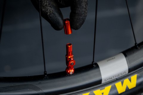 MUC-OFF BIG BORE HYBRID SCHRADER 30mm RED - Wentyle Bezrdzeniowe Tubeless 30mm Czerwone