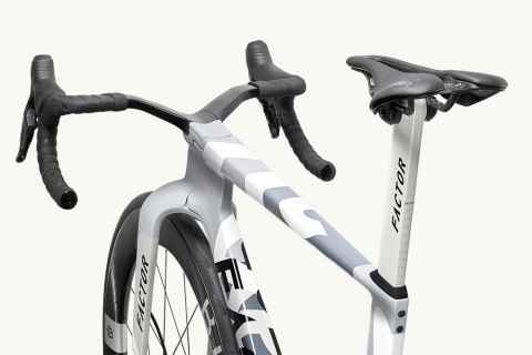 Rama FACTOR (Zestaw Premium) ONE k. Nimbus Grey, r. 56