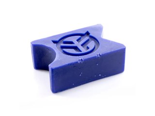 In a box 9.8cm x 6.2cm x 3.4cm Blue