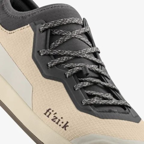 FIZIK BUTY GRAVITA VERSOR FLAT 2.0 OFF WHITE - ANTHRACITE (GRGFVTR1K2W12)